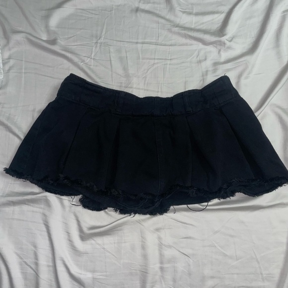 Edikted Washed Denim Pleated Micro Skort - Picture 3 of 4
